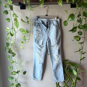 American Eagle Distressed Light Wash Strigid Jeans